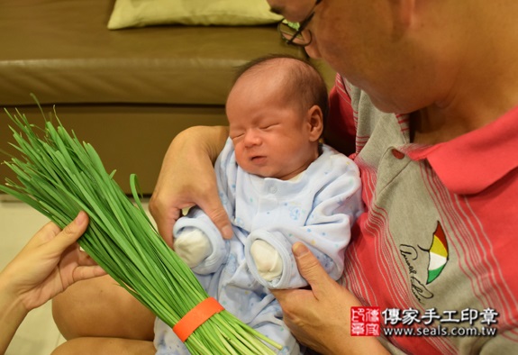 陳寶寶(台北中正區到府嬰兒寶寶滿月剃頭理髮、免費到府嬰兒剃胎毛儀式吉祥話)。到府剃頭剃胎毛主持、專業拍照、DVD光碟、證書。★購買「臍帶章、肚臍章、胎毛筆刷印章」贈送：剃頭、收涎、抓周，三選一。2015.10.11 照片11